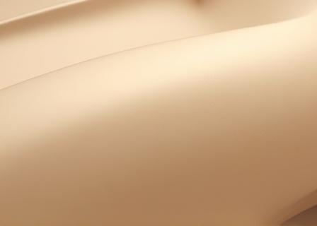 Particolare di una carrozzeria con una finitura opaca color sabbia.